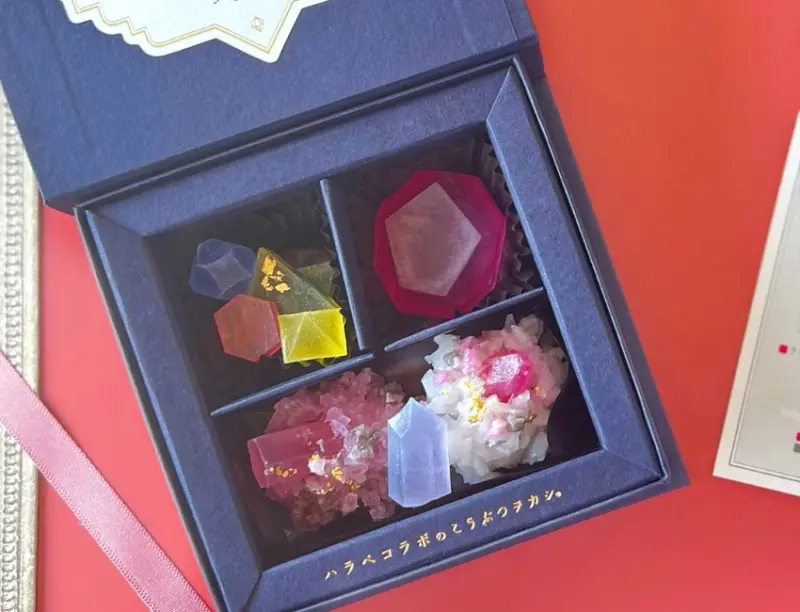 爆紅琥珀糖名店推出7月職人手切寶石誕生紅寶石塔，美到捨不得吃。