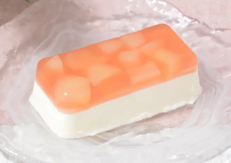 日本超商必買2025！LAWSON 水蜜桃季來了，水蜜桃三明治、半顆水蜜桃塔超狂。