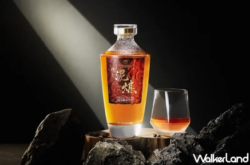 顛覆傳統想像！黑松與金門酒廠聯手打造「創世者紳士泥煤桶陳金門高粱酒」，將威士忌經典泥煤元素完美融入。