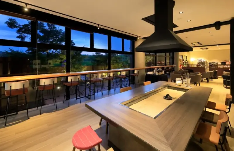 圍爐裏空間老少咸宜,可以自助烤糰子和棉花糖,感受得到濃濃的日式風情。