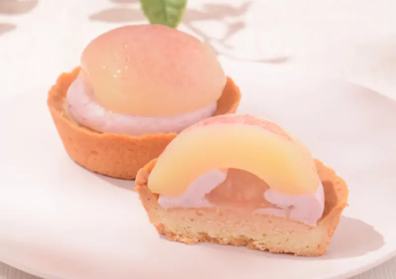 日本超商必買2025！LAWSON 水蜜桃季來了，水蜜桃三明治、半顆水蜜桃塔超狂。