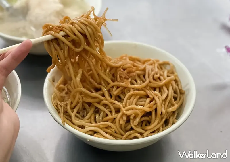 基隆美食推薦！老店豆干包 才不是阿給，銅板價菜單CP值高、米粉炒口感超Q。