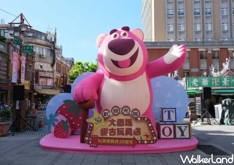 看大稻埕煙火先拍這！5米高玩具總動員摩天輪，4大免費打卡點萌翻。