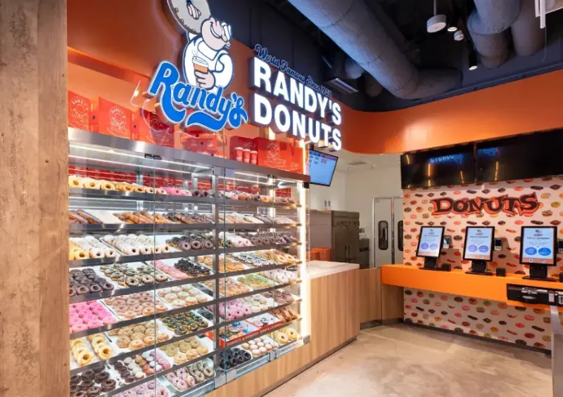 新宿車站必買伴手禮！洛杉磯甜甜圈 Randy's Donuts 插旗東京，鋼鐵人也愛吃、敲碗台灣也要。