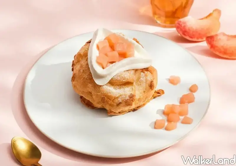 雙連站甜點快閃！爺爺泡芙Ｘ立頓聯名蜜桃泡芙，全新水蜜桃果粒加滿。
