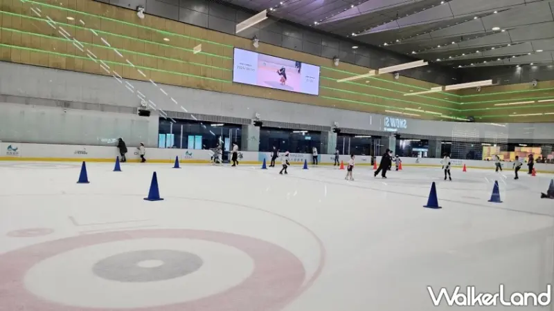 夏日室內休閒好去處！造訪台北滑冰、滑輪場，沁涼玩耍免曬太陽。圖為極光冰場。 / 編輯 沈若瑄 攝影