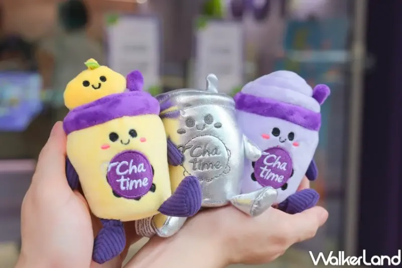 飲料免費喝一年！日出茶太盲盒娃娃開抽，憑吊飾第二杯半價、隱藏版免費喝一年。