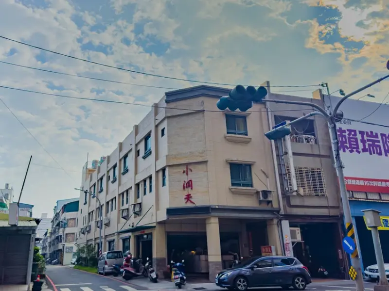 高雄捷運紅線一日遊！逛經典高雄景點、吃必比登肉燥飯，不騎車也能好好玩。 / 部落客「高雄旅遊王」提供