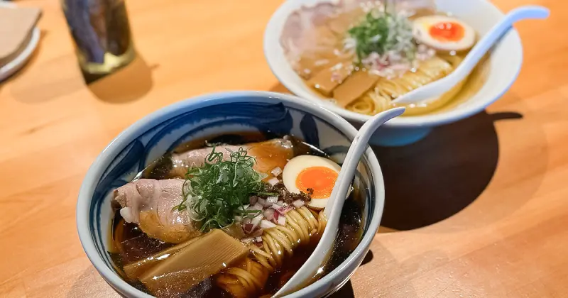 飛魚拉麵台灣也有！宜蘭蘇澳美食 飛屋拉麵 強勢回歸、沒訂位吃不到，菜單飛魚天婦羅必吃。