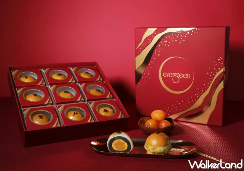 冠軍蛋黃酥預購開跑！台中長榮桂冠月餅禮盒，匯集銷售百萬顆蛋黃酥、綠豆凸與廣式月餅，品味跨世代的經典美味。