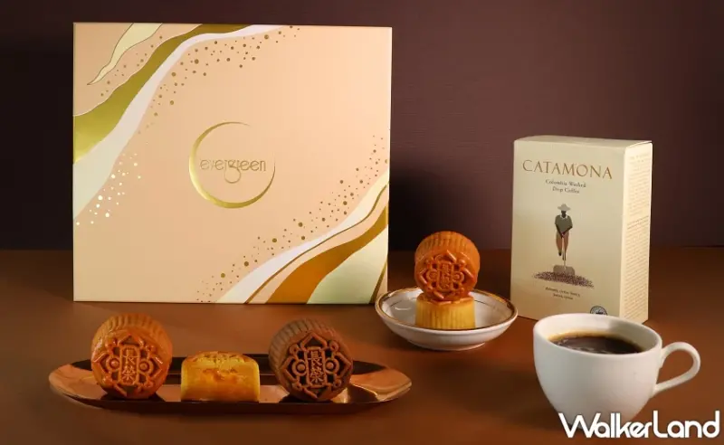 冠軍蛋黃酥預購開跑！台中長榮桂冠月餅禮盒，匯集銷售百萬顆蛋黃酥、綠豆凸與廣式月餅，品味跨世代的經典美味。