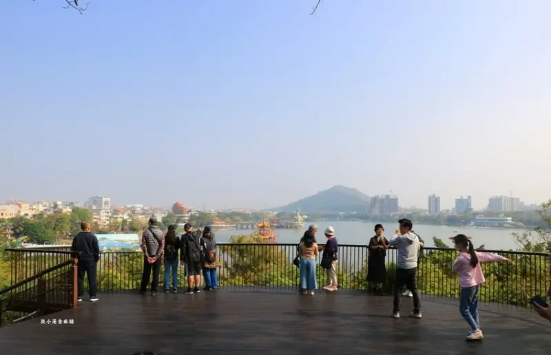 高雄捷運紅線一日遊！逛經典高雄景點、吃必比登肉燥飯，不騎車也能好好玩。 / 部落客「敦小蓮」提供