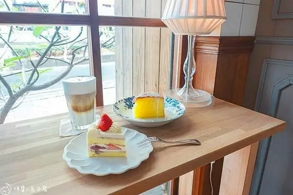 高雄捷運紅線一日遊！逛經典高雄景點、吃必比登肉燥飯，不騎車也能好好玩。 / 部落客「咪醬」提供