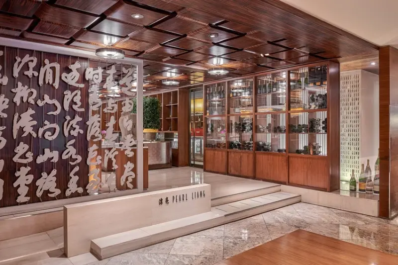 不必飛香港！台北君悅與港灣壹號聯手推出18道粵菜，解密水晶皮蛋子薑、百花龍蝦鉗等招牌菜色的美味秘密。