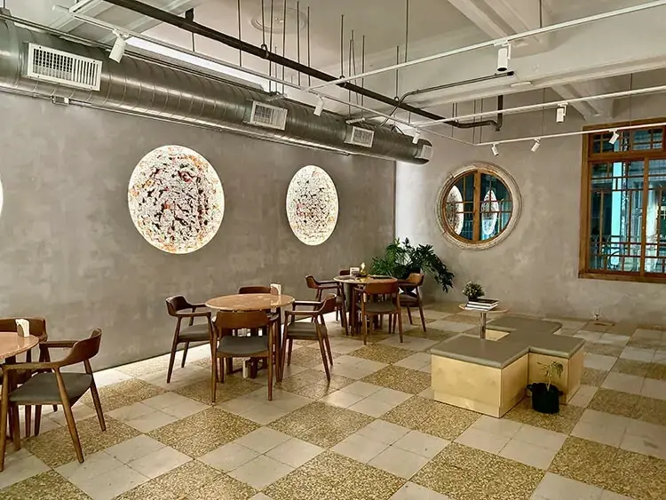 新竹市區一日遊！散步看新竹州圖書館、老屋餐廳裡吃飯，過有氣質的一天。 / 部落客「沒有洋蔥的食記 Katy」提供