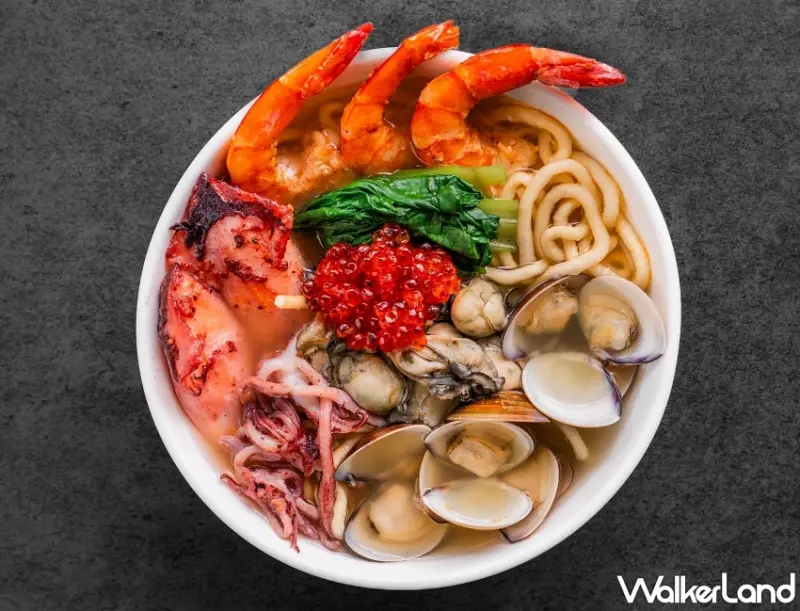 普橘島主廚Joe完美重現最強台南味鍋燒意麵！柴魚昆布湯底蘊藏大海鮮甜，更有分子料理素鮭魚卵顛覆你對蔬食料理的想像。