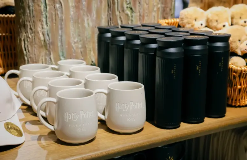 哈利波特日本首間旗艦店內裝首度公開，「禁忌森林」主題綠意空間和鷹馬互動，還有魔法購物體驗全揭露。