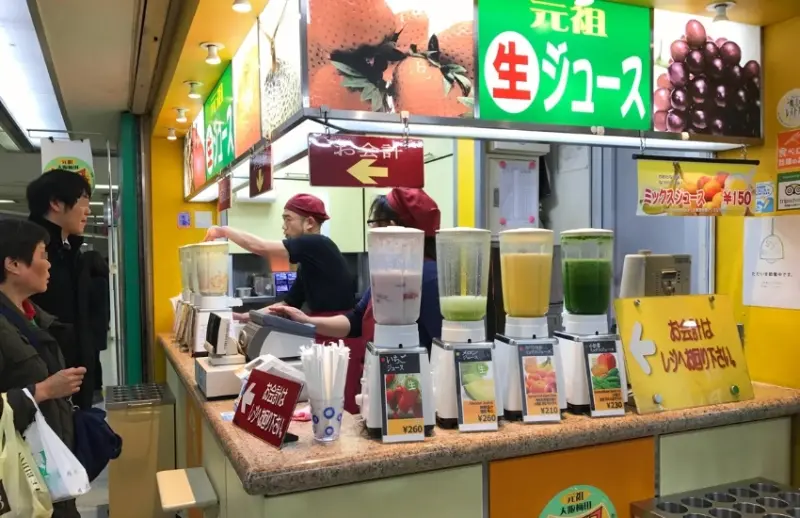 轉乘四大車站絕對不可錯過的現榨冰沙果汁，一杯只要200日圓的大阪老派浪漫。