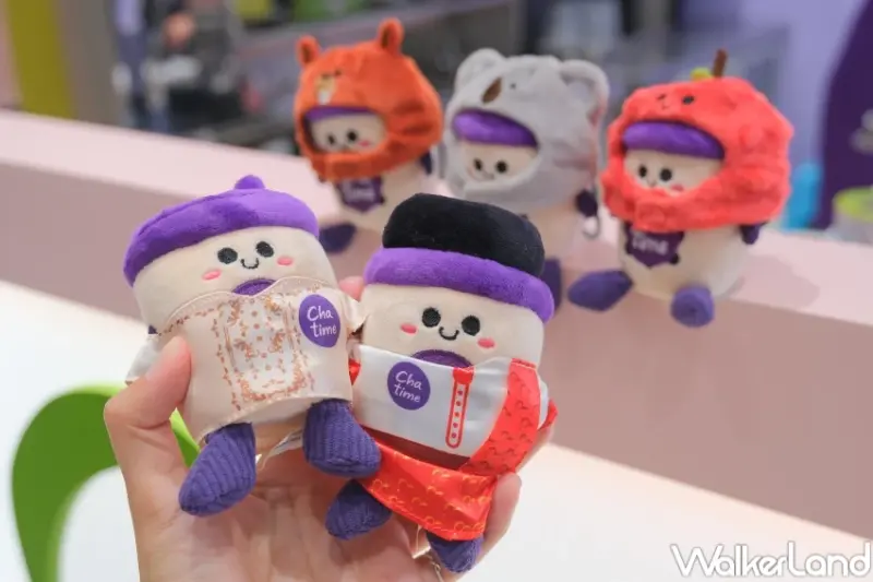 飲料免費喝一年！日出茶太盲盒娃娃開抽，憑吊飾第二杯半價、隱藏版免費喝一年。