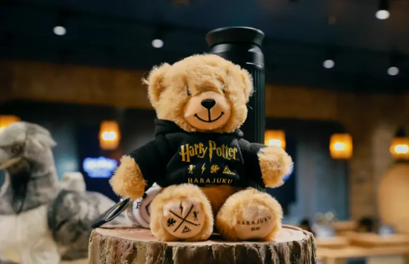 哈利波特日本首間旗艦店內裝首度公開，「禁忌森林」主題綠意空間和鷹馬互動，還有魔法購物體驗全揭露。