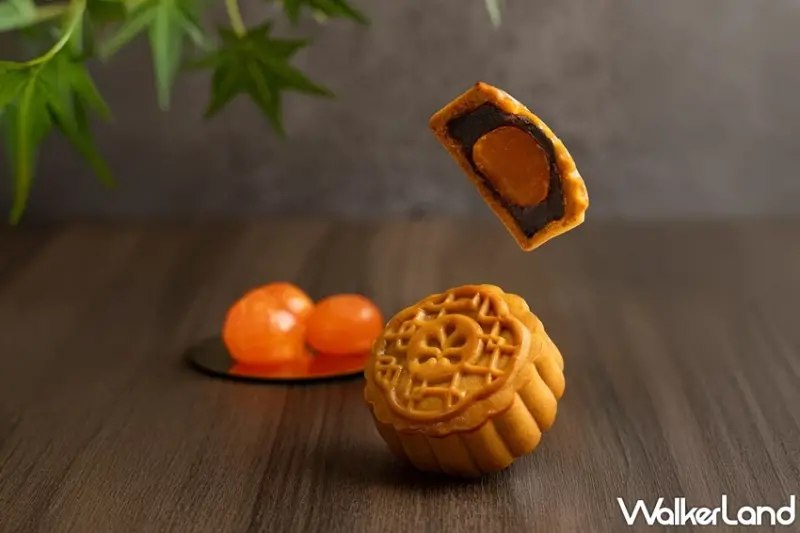 高雄飯店月餅禮盒驚見XO醬烏魚子創新口味！高雄日航酒店聯名中外餅舖，打造「日光月影」禮盒。