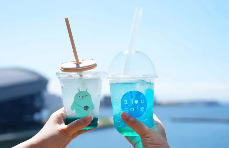 神戶átoa沉浸式藝術水族館絢爛煙火演出，還有可愛水獺造型甜點子組合。