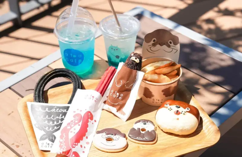 神戶átoa沉浸式藝術水族館絢爛煙火演出，還有可愛水獺造型甜點子組合。