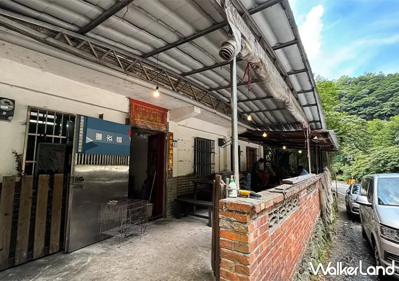 金山隱藏版美食餐廳！三重橋小吃部 山泉鱸魚、自家放山雞必點，復古老厝超有氛圍感。