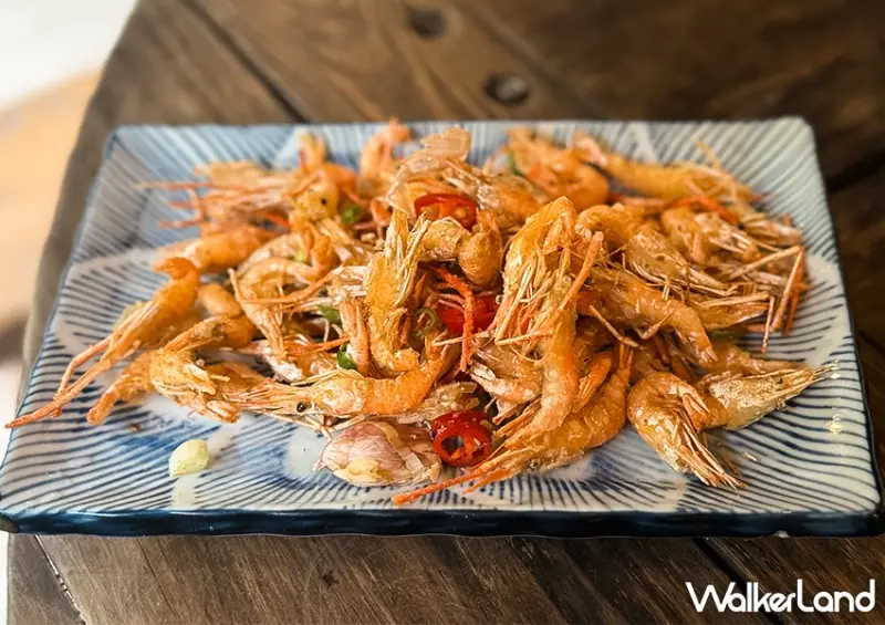 金山隱藏版美食餐廳！三重橋小吃部 山泉鱸魚、自家放山雞必點，復古老厝超有氛圍感。