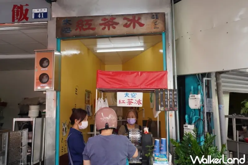 台中第五市場美食推薦！「太空紅茶冰」50年老字號古早味紅茶，懷舊袋裝超吸睛。