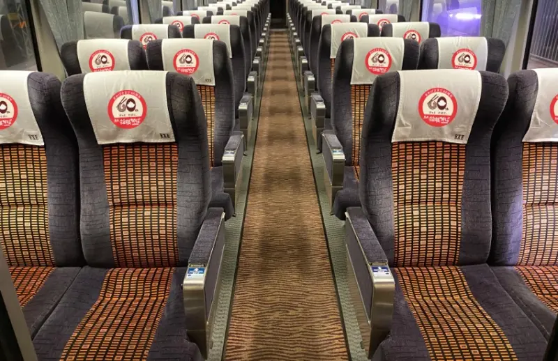 小田急浪漫特快60周年紀念列車來了，箱根SOBA紀念彩繪列車+太經典。