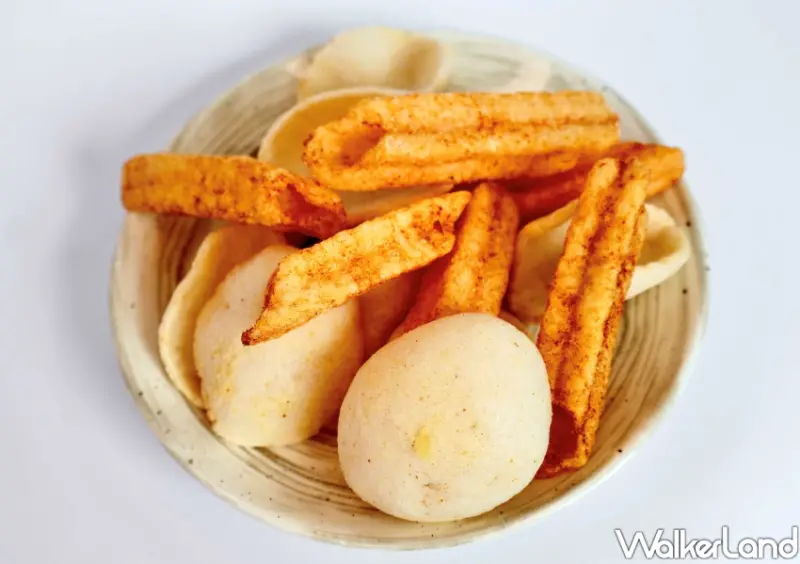 新口味蛋黃酥變蝦餅！鹹蛋黃蝦餅 魚酥限量搶，追劇必備零食要囤。