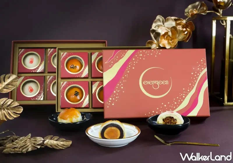 冠軍蛋黃酥預購開跑！台中長榮桂冠月餅禮盒，匯集銷售百萬顆蛋黃酥、綠豆凸與廣式月餅，品味跨世代的經典美味。