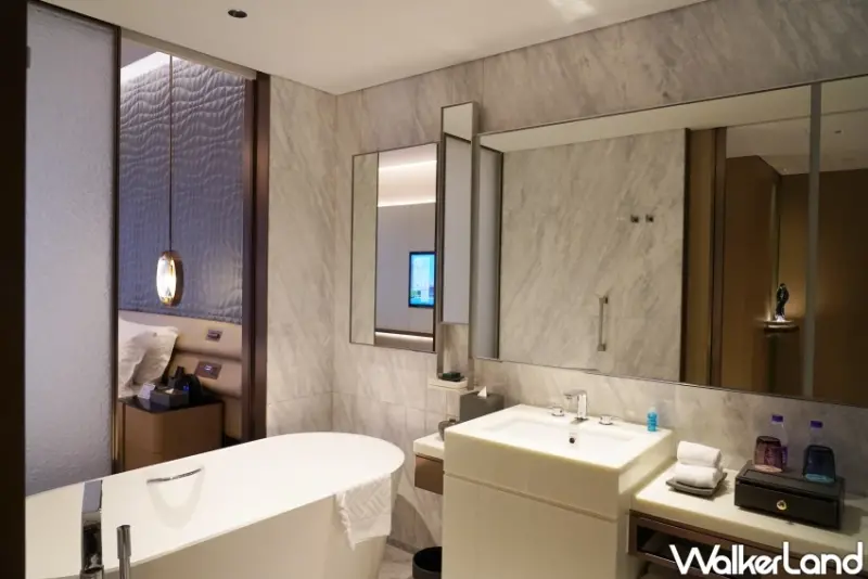 深圳住宿推薦！深圳國際會展中心希爾頓酒店 直通會展中心、享受室內外泳池與酒吧設施。