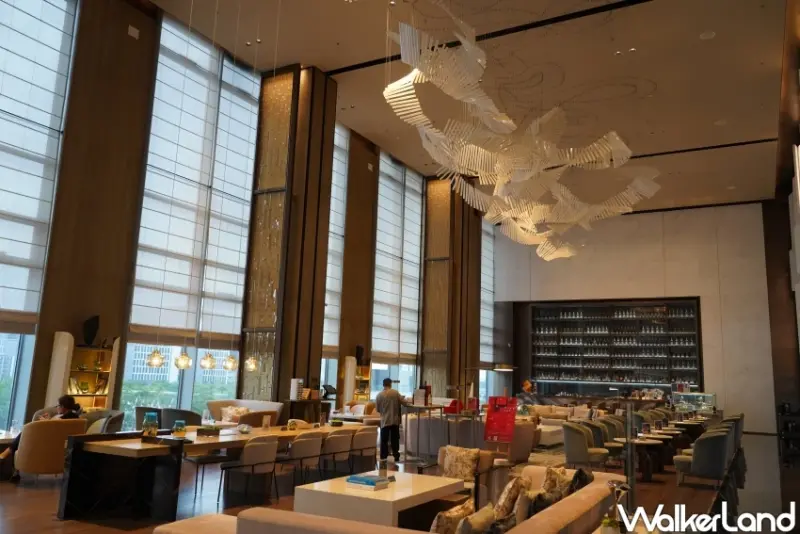 深圳住宿推薦！深圳國際會展中心希爾頓酒店 直通會展中心、享受室內外泳池與酒吧設施。