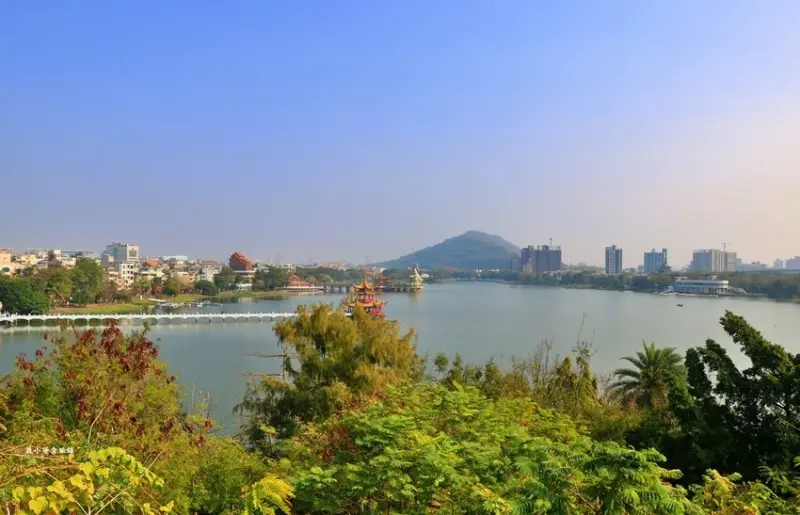 高雄捷運紅線一日遊！逛經典高雄景點、吃必比登肉燥飯，不騎車也能好好玩。 / 部落客「敦小蓮」提供