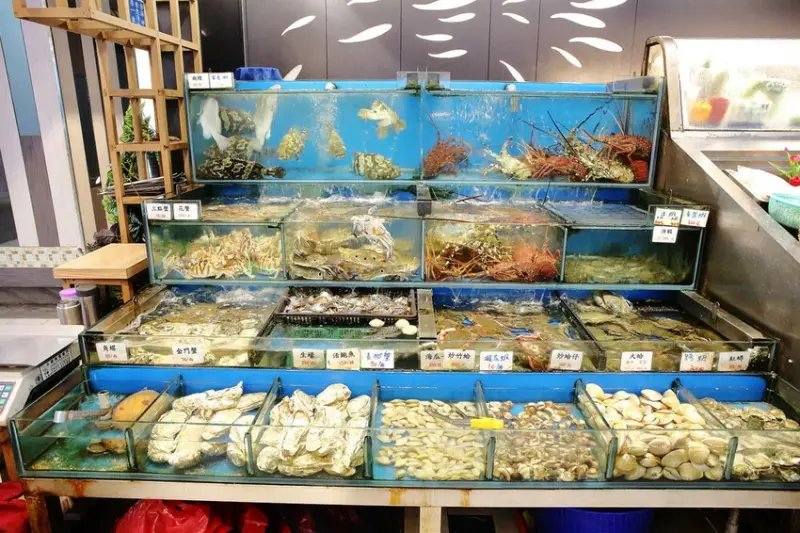 台中海洋館順遊推薦！梧棲漁港啖海鮮、高美濕地看美景，享受吹海風的一天。 / 部落客「小珊珊」提供