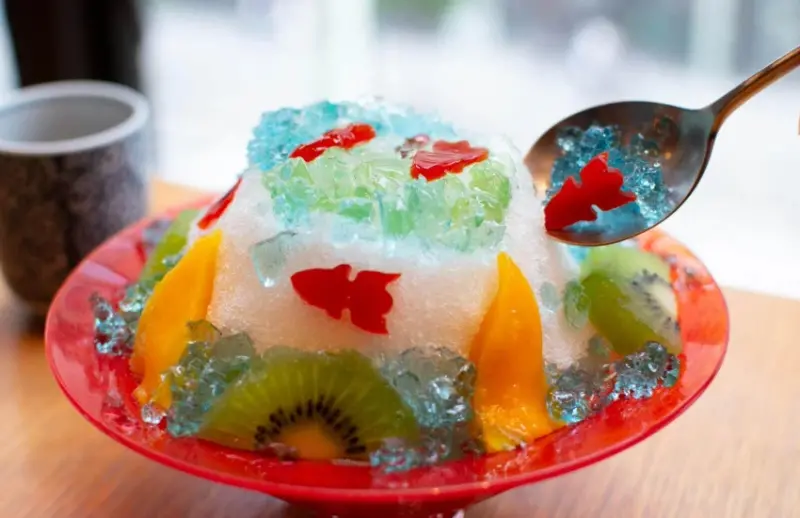 銀座藝術水族館超夢幻，推出漂浮金魚羊羹刨冰和金魚藝術鑑賞套餐，視覺味覺雙享受。