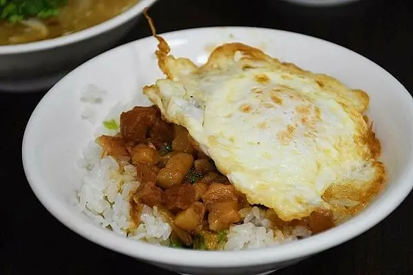 高雄捷運紅線一日遊！逛經典高雄景點、吃必比登肉燥飯，不騎車也能好好玩。 / 部落客「尖尼」提供