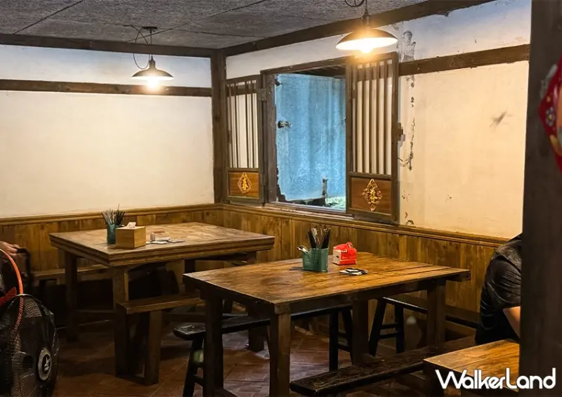 金山隱藏版美食餐廳！三重橋小吃部 山泉鱸魚、自家放山雞必點，復古老厝超有氛圍感。