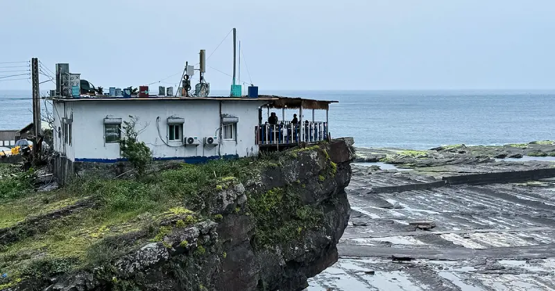 北海岸餐廳推薦！懸崖上的餐廳 270度海景、高CP值海鮮餐廳，位置真的在懸崖上。