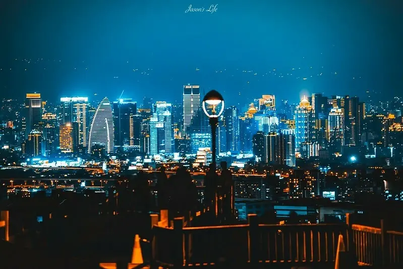 台中看夜景5大推薦！帶你從高空俯瞰城市燈火，享受台中的浪漫夜晚。