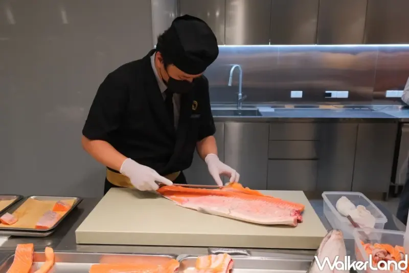 爭鮮買一送一！爭鮮火山鮭魚盛新品開賣，買一盤鮭魚送一盤30元免費吃。