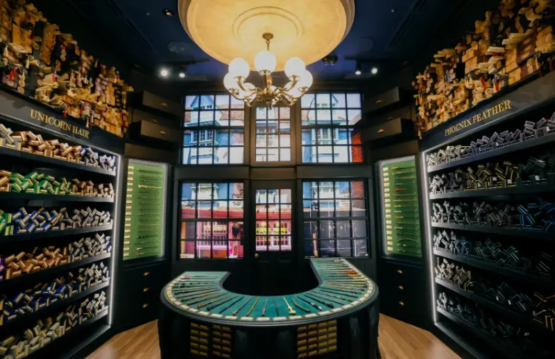 哈利波特日本首間旗艦店內裝首度公開，「禁忌森林」主題綠意空間和鷹馬互動，還有魔法購物體驗全揭露。