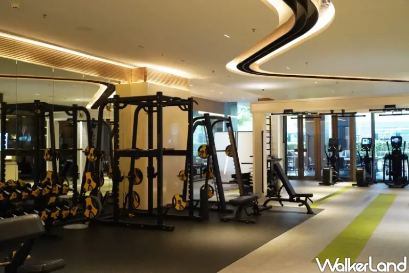 深圳住宿推薦！深圳國際會展中心希爾頓酒店 直通會展中心、享受室內外泳池與酒吧設施。