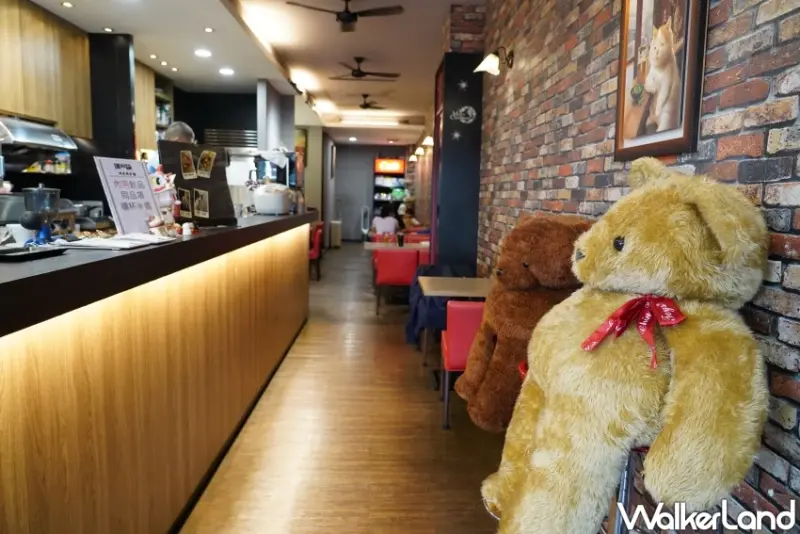 台中火車站貓咪咖啡廳！誰的貓咖啡Say Meow 鄰近日曜天地，兩隻店貓陪你喝咖啡。