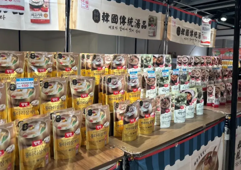 新莊必逛韓國展！超過20家韓國市集在宏匯，胖胖瓶香蕉牛奶也有。