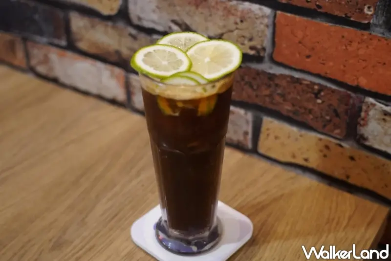 台中火車站貓咪咖啡廳！誰的貓咖啡Say Meow 鄰近日曜天地，兩隻店貓陪你喝咖啡。