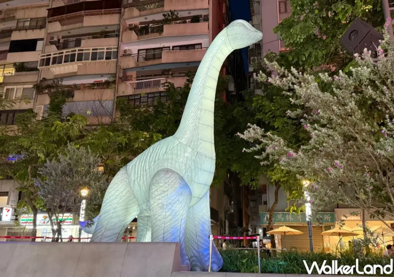 忠孝SOGO恐龍出沒警報！侏羅紀世界巨型暴龍攻陷，會動、會叫超逼真。