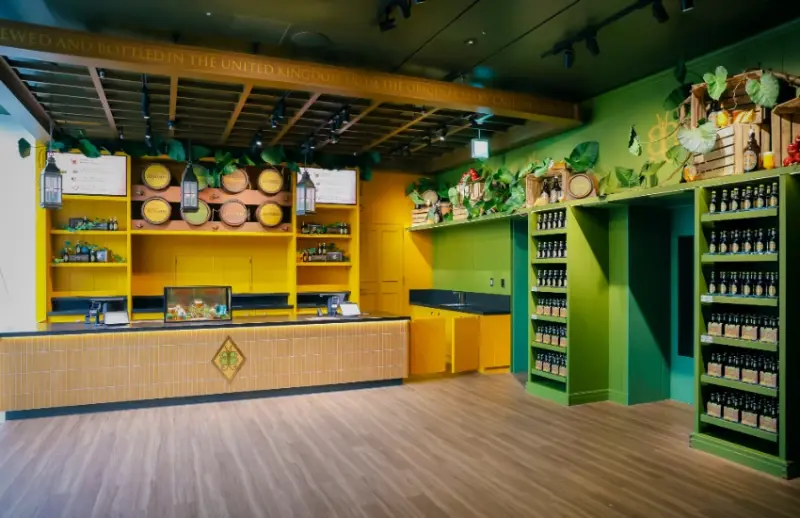 哈利波特日本首間旗艦店內裝首度公開，「禁忌森林」主題綠意空間和鷹馬互動，還有魔法購物體驗全揭露。